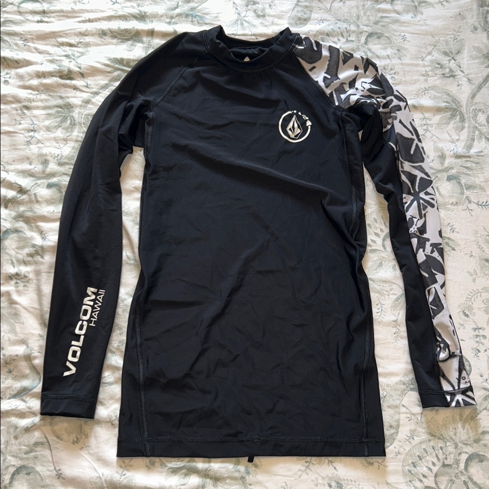 Volcom rash guard, size medium